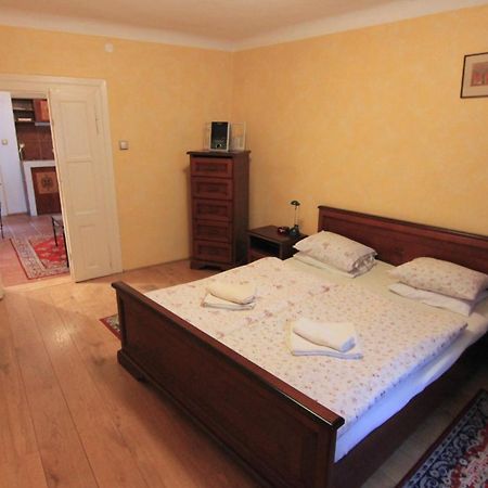 Cool 1 Bedroom Prokopska Apartment In Mala Strana Prága Kültér fotó