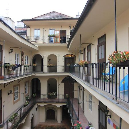 Cool 1 Bedroom Prokopska Apartment In Mala Strana Prága Kültér fotó