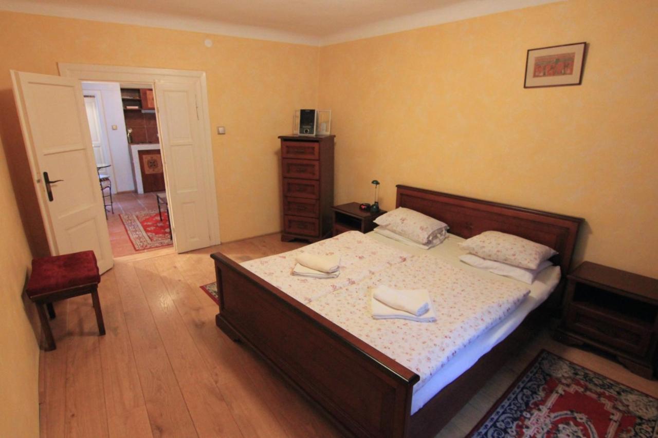 Cool 1 Bedroom Prokopska Apartment In Mala Strana Prága Kültér fotó