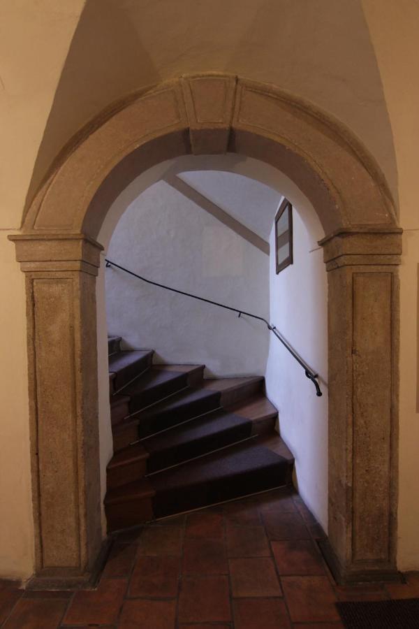 Cool 1 Bedroom Prokopska Apartment In Mala Strana Prága Kültér fotó
