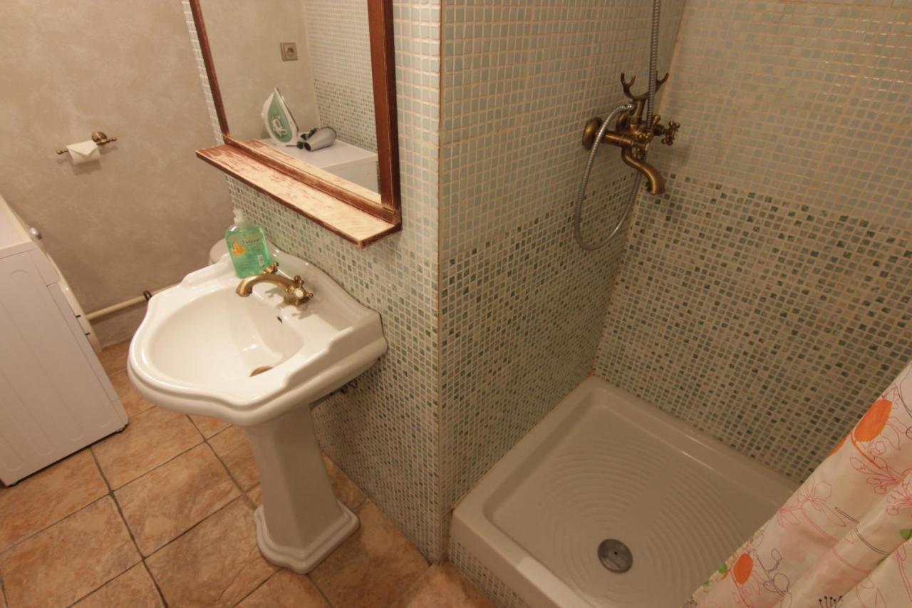 Cool 1 Bedroom Prokopska Apartment In Mala Strana Prága Kültér fotó