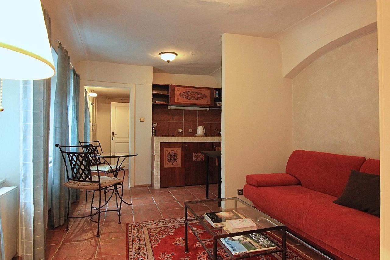 Cool 1 Bedroom Prokopska Apartment In Mala Strana Prága Kültér fotó