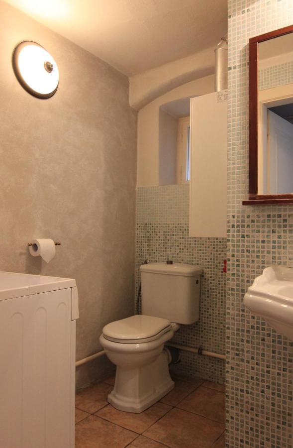Cool 1 Bedroom Prokopska Apartment In Mala Strana Prága Kültér fotó