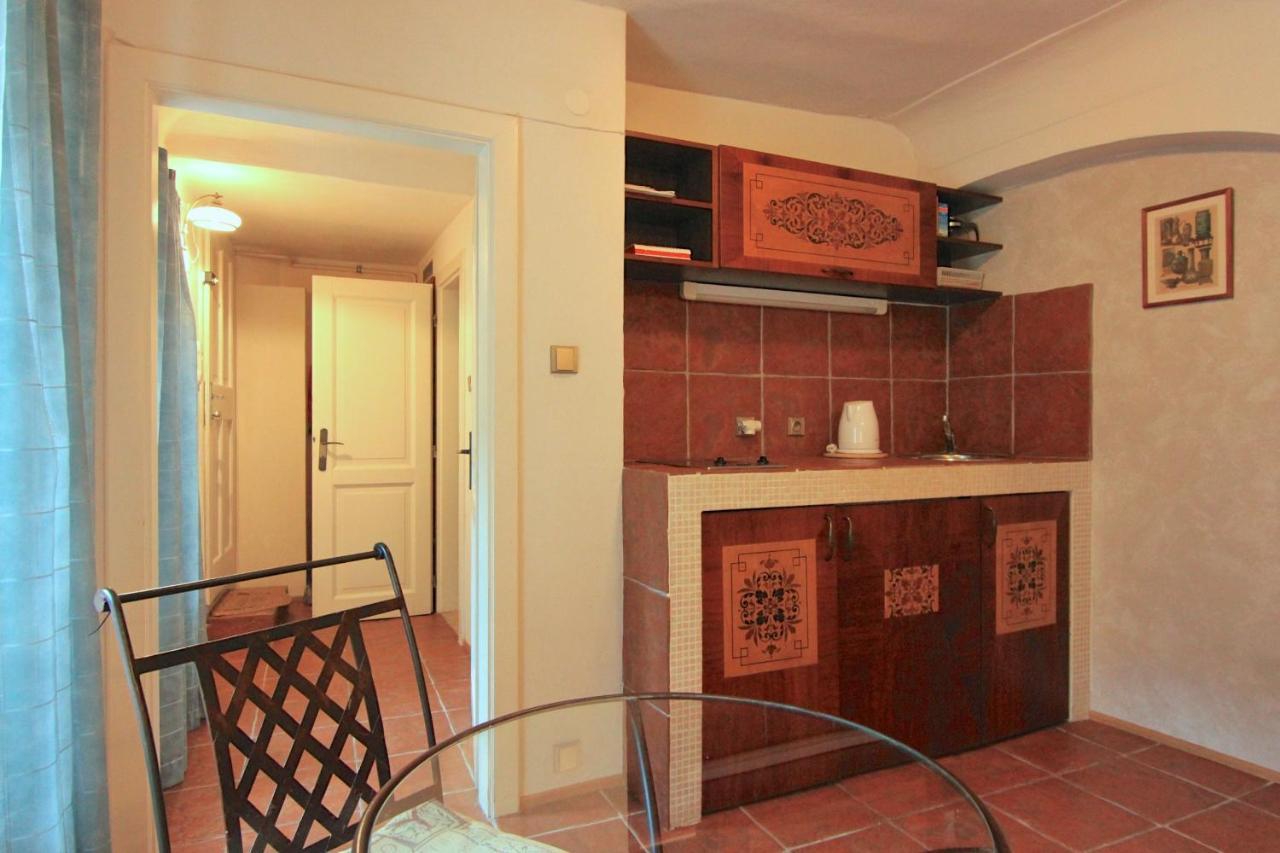 Cool 1 Bedroom Prokopska Apartment In Mala Strana Prága Kültér fotó