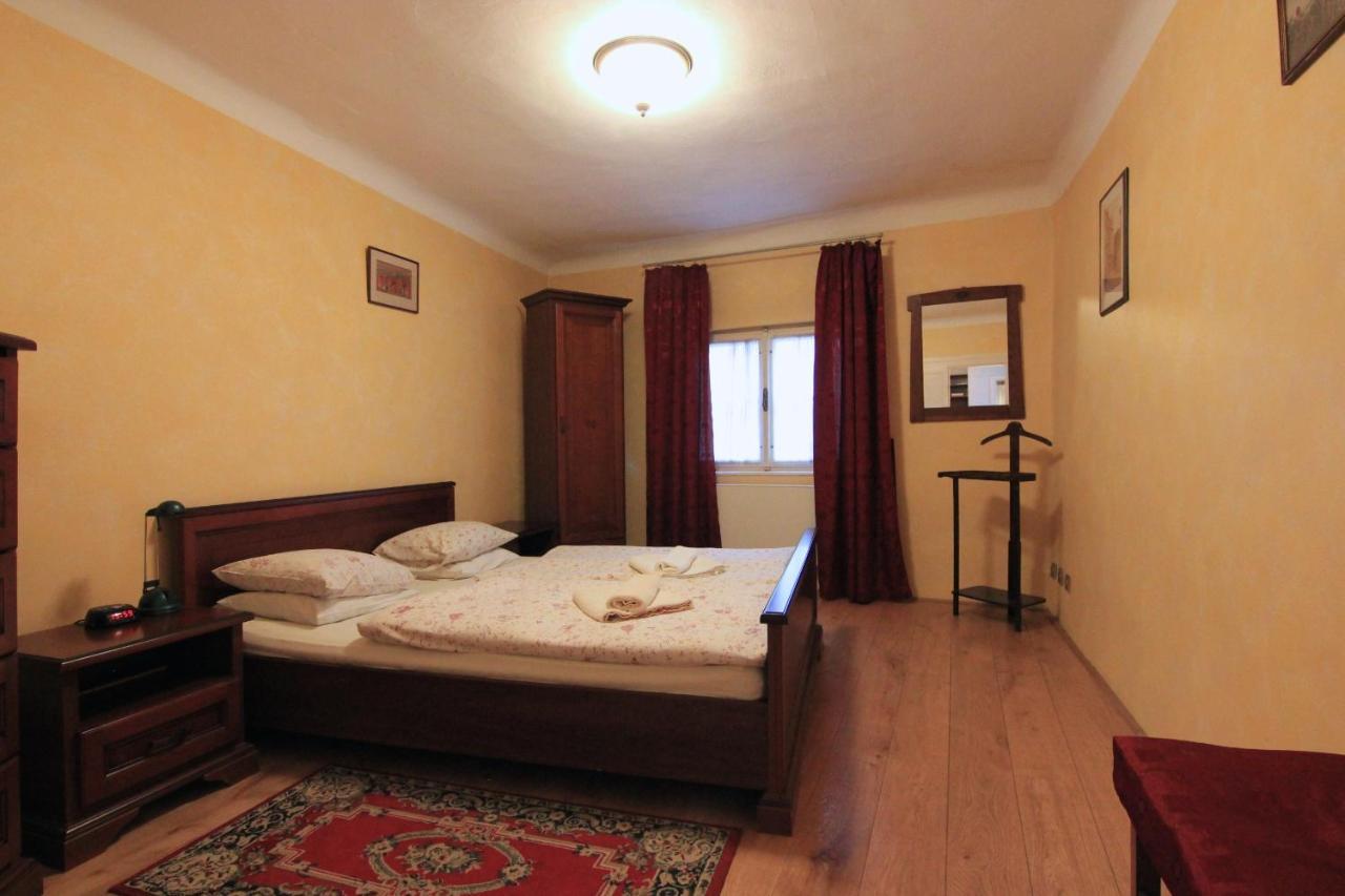 Cool 1 Bedroom Prokopska Apartment In Mala Strana Prága Kültér fotó
